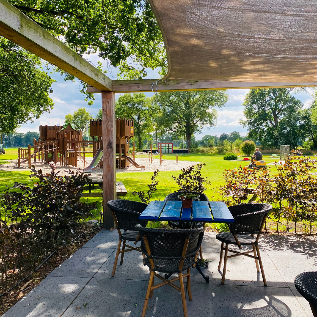 Terras van Boerderij Sallandshoeve. Heerlijk zitten terwijl de kinderen spelen.